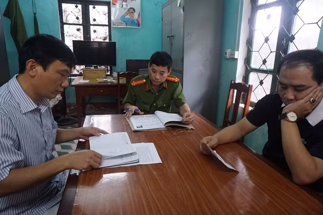 Thượng tá Nguyễn Hữu Trạm (giữa) cùng các đồng nghiệp.