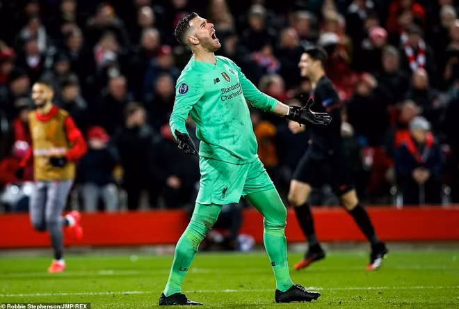 Adrian tái hiện lại sai lầm năm nào của đồng nghiệp Karius khiến Liverpool ngã gục trước Atletico.