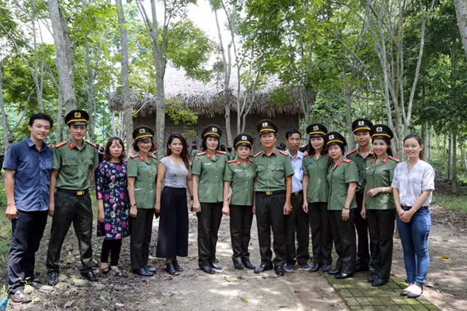 Báo Công an nhân dân thăm quan di tích lịch sử Nhà in Báo Rèn luyện tại Nha Công an Trung ương