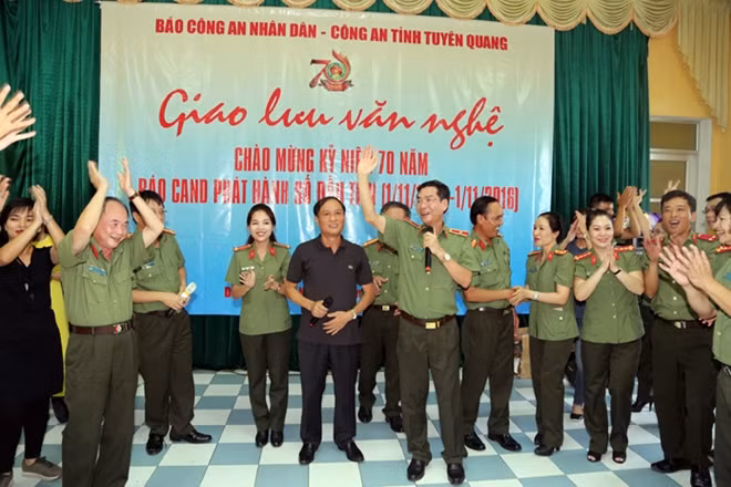 Chương trình văn nghệ giao lưu đặc sắc với những ca khúc, điệu múa của đoàn thanh niên Báo CAND và đoàn thanh niên Công an tỉnh Tuyên Quang...