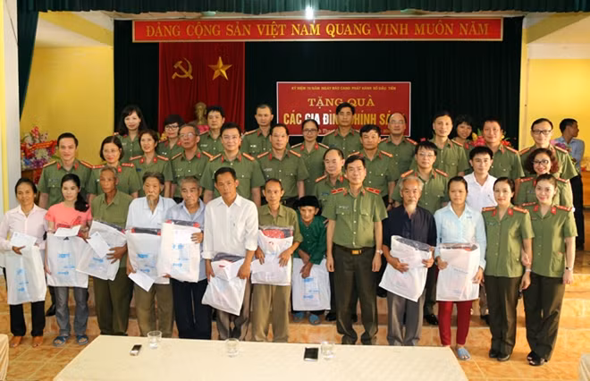 Báo Công an nhân dân và Công an tỉnh Tuyên Quang thăm hỏi, tặng quà các gia đình chính sách trên địa bàn xã Minh Thanh, huyện Sơn Dương, tỉnh Tuyên Quang.