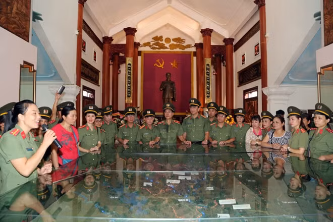 Báo Công an nhân dân thăm quan Khu di tích Nha Công an Trung ương; nghe cán bộ Khu di tích giới thiệu về lịch sử của lực lượng CAND trong thời kỳ 1946-1954, cũng như quá trình hình thành và phát triển của Khu di tích...
