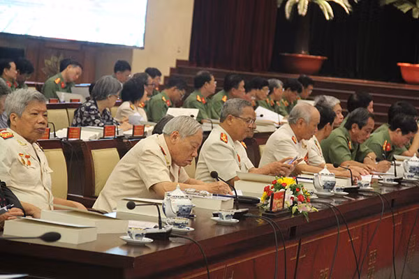 Các anh hùng LLVT và nhân chứng lịch sử tham dự hội thảo.