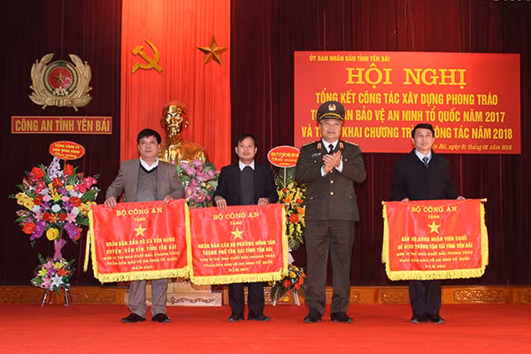 Thiếu tướng Đặng Trần Chiêu, Giám đốc Công an tỉnh Yên Bái thừa ủy quyền trao Cờ thi đua của Bộ Công an tặng các tập thể.