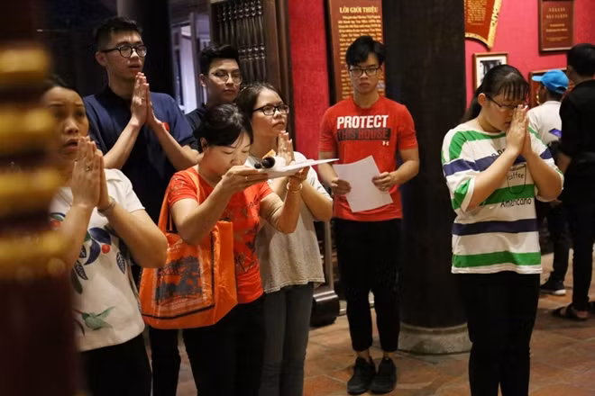 Dù thời tiết hôm nay vẫn rất nóng nực song nhiều gia đình vẫn đưa con em tới đây hy vọng có được may mắn trong kỳ thi quan trọng sắp tới.