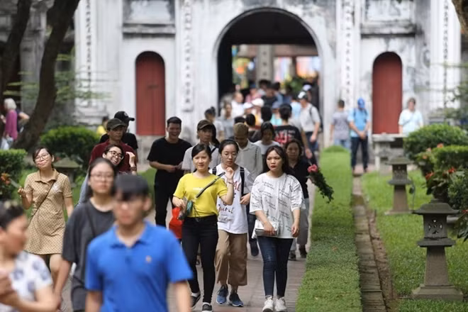 Hai ngày trước kỳ thi THPT Quốc gia 2019, rất nhiều sĩ tử và gia đình đổ về Văn Miếu - Quốc Tử Giám để làm lễ cầu may.