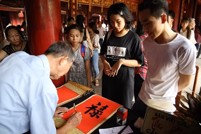 Cũng có nhiều thí sinh và gia đình chọn cách cầu may khác là xin chữ thư pháp.