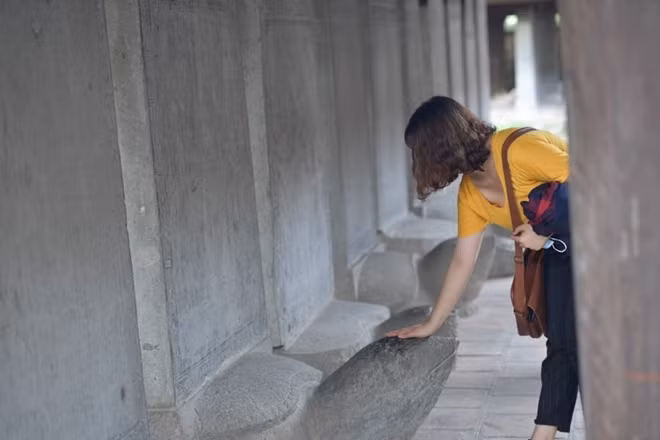 Và dù ban quản lý khu di tích đã nghiêm cấm nhưng vẫn có không ít người vượt qua rào chắn đề sờ đầu rùa mong gặp may.