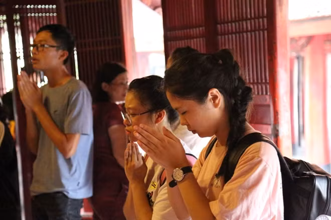 Các bạn học sinh thành tâm dâng lễ, mong sao cho kì thi được thuận buồm xuôi gió.