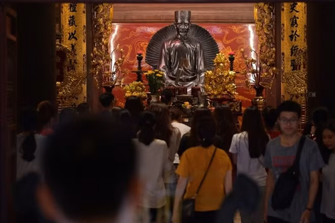 Bàn thờ các vị tiên hiền trong Văn Miếu là nơi thu hút nhiều nhất các sĩ tử và gia đình.
