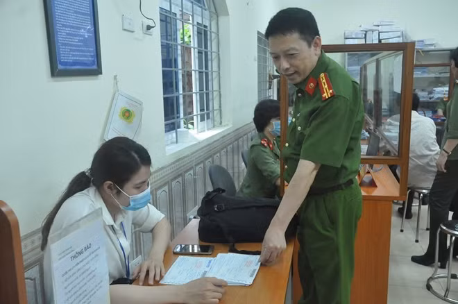 Đại tá Nguyễn Hồng Ky kiểm tra điểm cấp CCCD lưu động trong đêm tại quận Ba Đình.