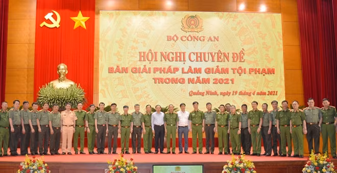 Lãnh đạo Bộ Công an chụp ảnh lưu niệm cùng các đại biểu.