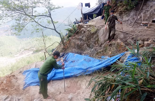 Lực lượng Công an kiểm tra, truy quét “vàng tặc” tại mỏ vàng Bồng Miêu.