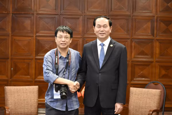 Tác giả bài viết chụp ảnh kỷ niệm cùng Chủ tịch nước Trần Đại Quang nhân chuyến tháp tùng Chủ tịch nước dự Tuần lễ Cấp cao APEC lần thứ 24 (Lima, Peru, chiều 18-11-2016).