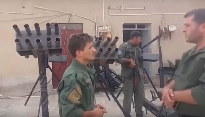 Các vũ khí giả của IS được lực lượng YPG thu giữ.
