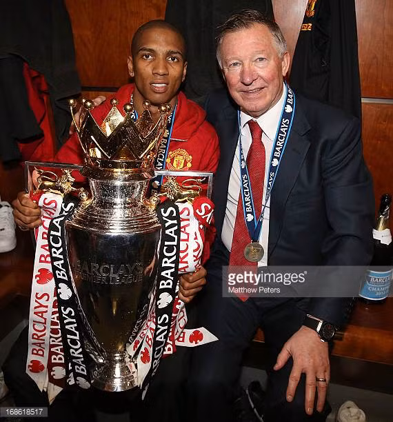 Ashley với Sir Alex Ferguson, người thầy đầu tiên ở Oldtrafford.