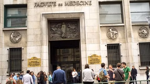 Các sinh viên trước cửa trường Đại học Paris Descartes. Đại học Y khoa nổi tiếng của Pháp và châu Âu.