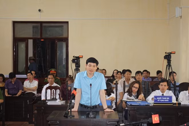 Ông Hoàng Công Tình (Phó khoa hồi sức tích cực BV) khai báo trước HĐXX