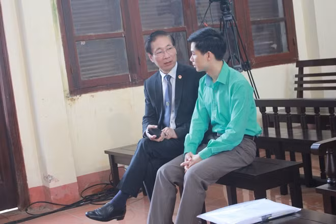 Bị cáo Hoàng Công Lương trao đổi cùng Luật sư bào chữa trong giờ giải lao.
