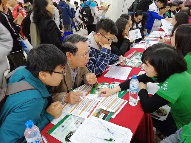 Cán bộ tuyển sinh tư vấn về ngành học cho thí sinh tại Ngày hội Tư vấn tuyển sinh 2019.