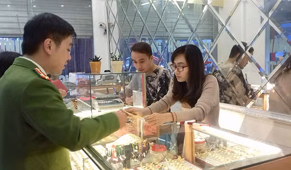 Cơ quan điều tra kiểm tra, thu hồi vàng giả. Cơ quan điều tra kiểm tra, thu hồi vàng giả.