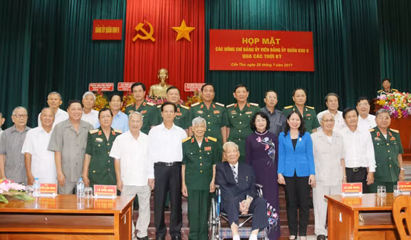 Các đồng chí lãnh đạo, nguyên lãnh đạo Đảng, Nhà nước, Chính phủ, cùng lãnh đạo Đảng ủy, Bộ Tư lệnh Quân khu 9.