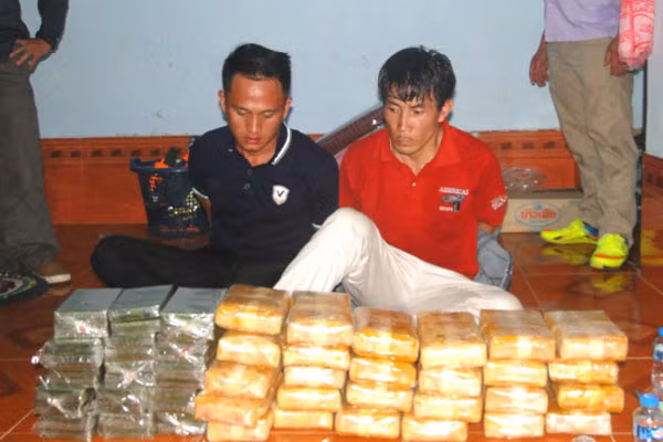 Hai đối tượng cùng tang vật vụ án.