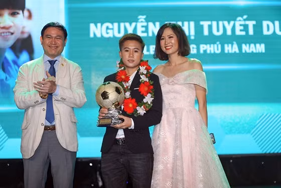 Tuyết Dung được vinh danh ở giải thưởng Quả bóng vàng nữ 2018