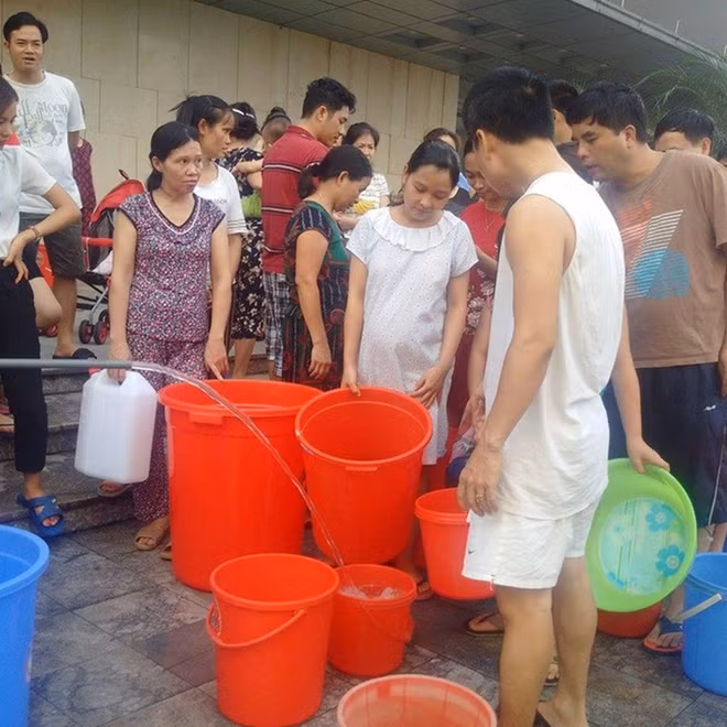 Hàng loạt khu chung cư ở phía Nam Hà Nội lâm vào tình trạng thiếu nước sạch từ đầu tháng 5-2018. Ảnh: H.P