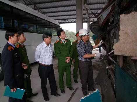 Cán bộ PC54 Công an tỉnh Bắc Ninh đang khám nghiệm hiện trường một vụ án.
