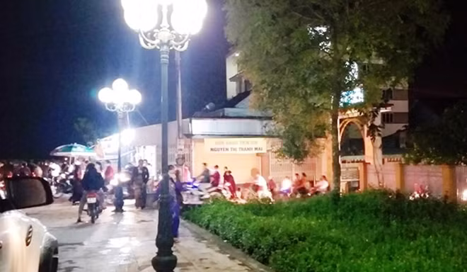 Nhiều giáo dân ở Hà Tĩnh vẫn đổ về nhà thờ làm lễ trong tối ngày 4 và sáng ngày 5-4.