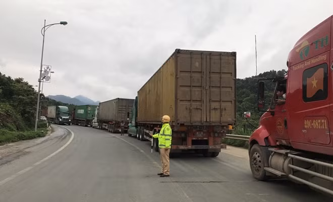 Cán bộ CSGT Công an tỉnh Lạng Sơn phân luồng chống ùn ứ xe chở hàng khu vực cửa khẩu Tân Thanh.