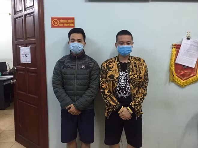 Minh và Tùng bị tạm giữ về hành vi chống người thi hành công vụ.