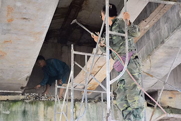 Công nhân kiểm tra khắc phục những vị trí bị thấm nước.