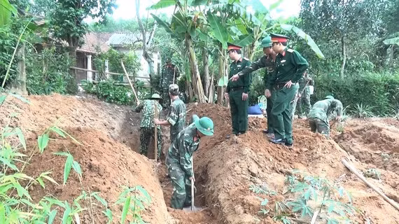 Các hài cốt liệt sĩ được tìm thấy trong vườn nhà bà Thuận, thị xã Quảng Trị. Ảnh Nguyễn Hoàng.