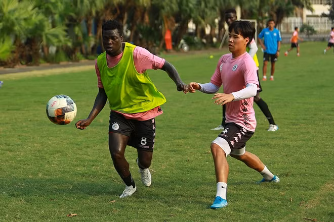 Hà Nội FC hiện đang là đương kim V.league tuy nhiên ở mùa giải này (nếu quay trở lại vào cuối tháng 5), đội bóng Thủ đô sẽ đối mặt với nhiều thách thức khi danh sách "bệnh binh" vừa có thêm Duy Mạnh đồng thời các đối thủ cũng đang mạnh lên thấy rõ.