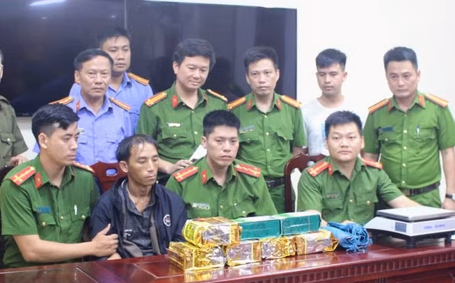 Đối tượng Dềnh Bá Lỉa cùng tang vật tại cơ quan Công an.