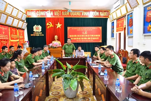 Trao học bổng cho con liệt sỹ hy sinh trong đấu tranh phòng, chống tội phạm ma túy