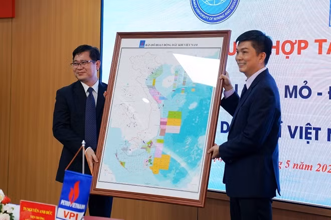 Viện Dầu khí Việt Nam trao tặng Bản đồ hoạt động dầu khí Việt Nam cho Đại học Mỏ - Địa chất.