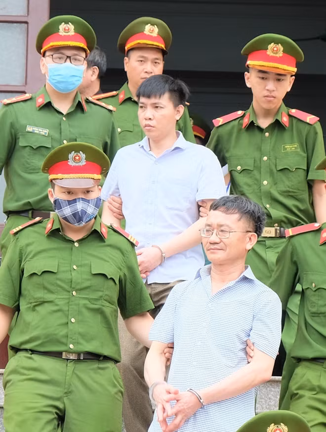 Hai bị cáo Nguyễn Quang Vinh (đeo kính) và Đỗ Mạnh Tuấn.
