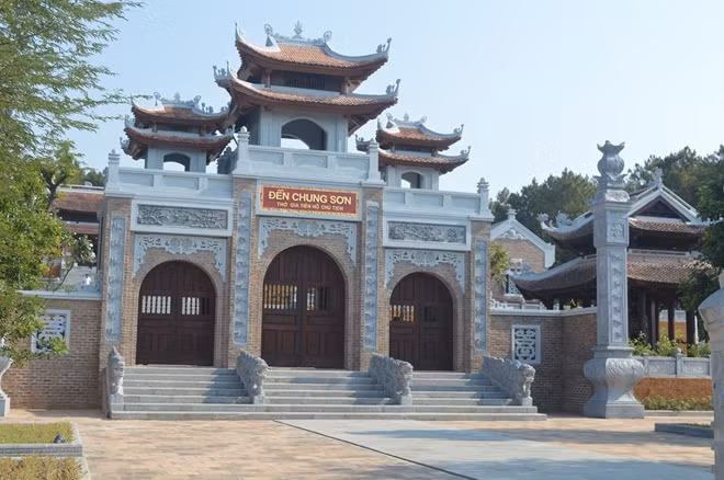 Đền Chung Sơn Đền thờ gia tiên Chủ tịch Hồ Chí Minh.