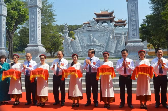 Các đồng chí lãnh đạo Đảng, Nhà nước cắt băng khánh thành Đền Chung Sơn.