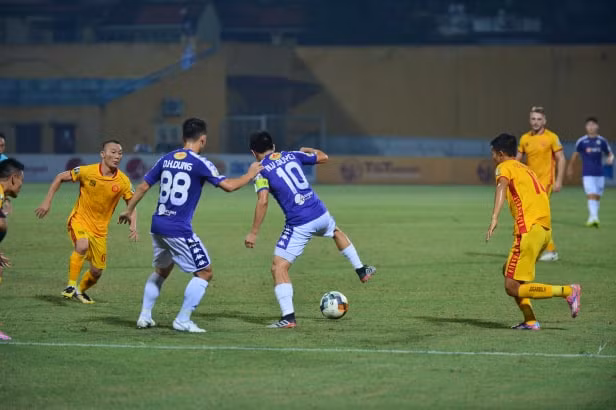 Thanh Hóa (áo vàng) tỏ ra quá lép vế trước đội chủ nhà. Ảnh: CTV.