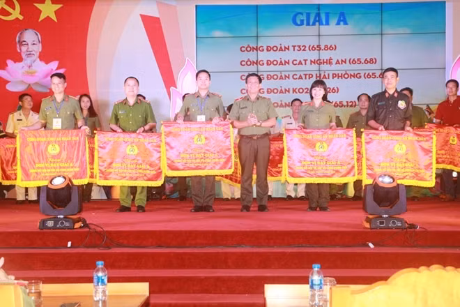 Thiếu tướng Nguyễn Đức Minh, Phó Cục trường Cục Công tác Đảng và Công tác Chính trị trao giải A cho các đội thi.