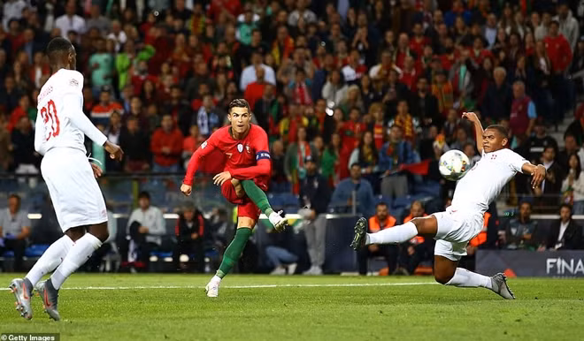 Ronaldo lập hat-trick đưa Bồ Đào Nha vào chung kết Nations League.