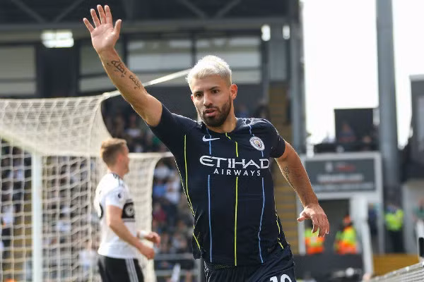 Aguero ghi bàn vào lưới Fulham.