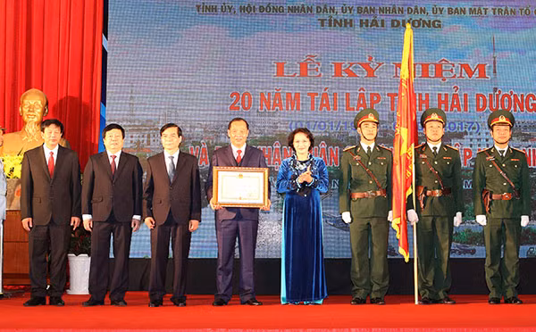 Chủ tịch Quốc hội Nguyễn Thị Kim Ngân trao Huân chương Độc lập hạng Nhất tặng tỉnh Hải Dương. Ảnh: TTXVN