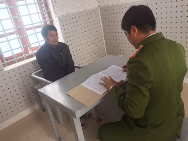 Đối tượng Thà tại cơ quan điều tra. Đối tượng Thà tại cơ quan điều tra.