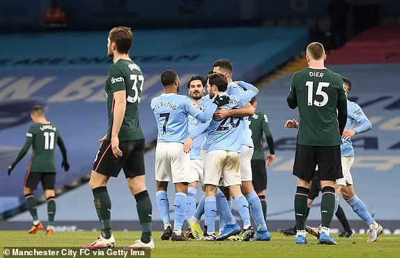 Dù sau đó Ilkay Gundogan gặp một chấn thương rời sân nhưng cách biệt 3 bàn là quá lớn để Spur có thể san bằng. Dù sau đó Ilkay Gundogan gặp một chấn thương rời sân nhưng cách biệt 3 bàn là quá lớn để Spur có thể san bằng.