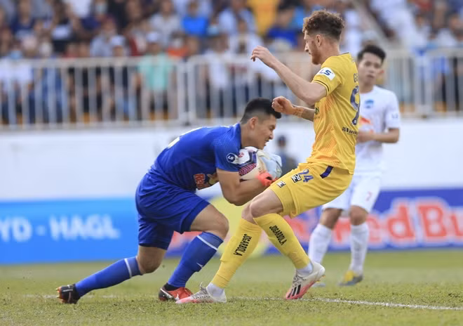 Tuy nhiên trong một ngày mà hàng thủ áo trắng và đặc biệt là thủ thành Tiến Linh chơi tập trung khiến mọi nỗ lực của đội khách không mang lại kết quả nào.